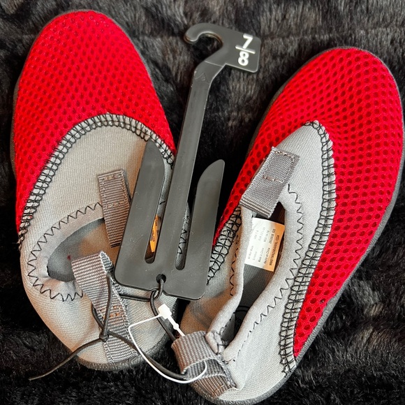 Wonder Nation Black and Red Mesh Water Shoes - Picture 2 of 6